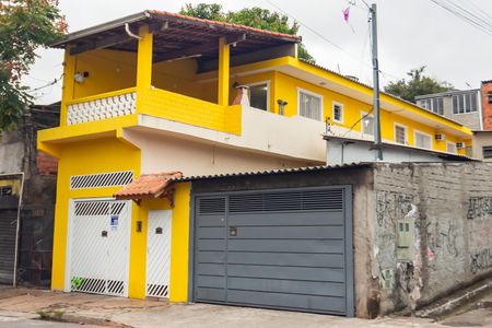Casa à venda com 220m², 4 quartos e 1 vaga Casa à venda com 220m², 4 quartos e 1 vagaFachada