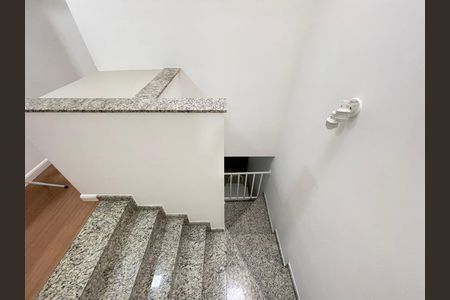 Casa para alugar com 170m², 3 quartos e 6 vagasEscadas