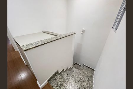 Casa para alugar com 170m², 3 quartos e 6 vagasEscadas