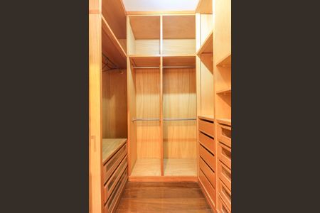 Apartamento para alugar com 190m², 3 quartos e 3 vagas Apartamento para alugar com 190m², 3 quartos e 3 vagasCloset da Suíte 1