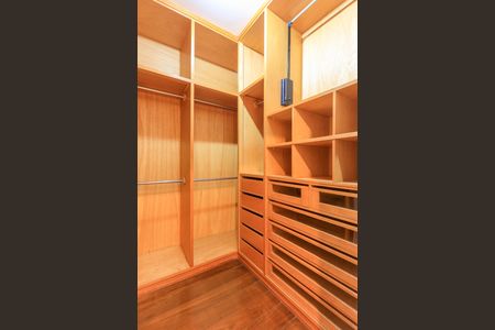 Apartamento para alugar com 190m², 3 quartos e 3 vagas Apartamento para alugar com 190m², 3 quartos e 3 vagasCloset da Suíte 1