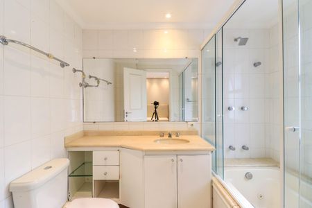 Apartamento para alugar com 190m², 3 quartos e 3 vagas Apartamento para alugar com 190m², 3 quartos e 3 vagasBanheiro da Suíte 1