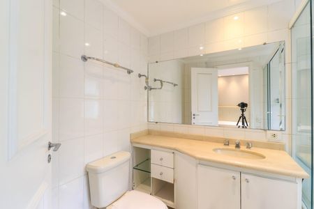 Apartamento para alugar com 190m², 3 quartos e 3 vagas Apartamento para alugar com 190m², 3 quartos e 3 vagasBanheiro da Suíte 1
