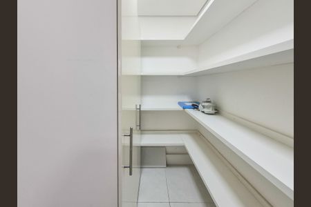 Apartamento à venda com 233m², 3 quartos e 3 vagas Apartamento à venda com 233m², 3 quartos e 3 vagasDispensa Lavanderia