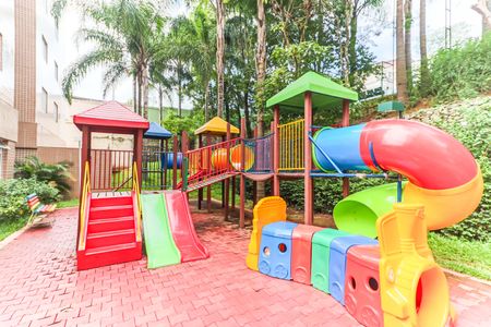 Apartamento à venda com 233m², 3 quartos e 3 vagas Apartamento à venda com 233m², 3 quartos e 3 vagasÁrea comum - Playground