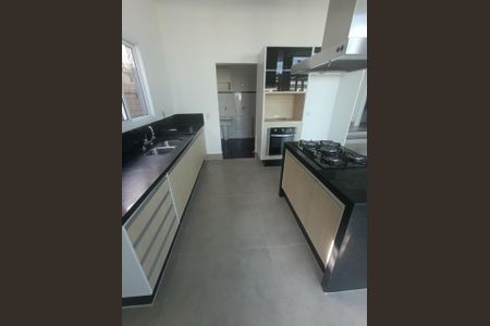 Casa de condomínio para alugar com 234m², 3 quartos e 4 vagas