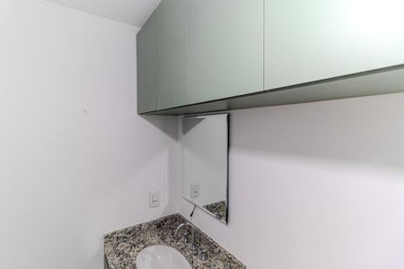 Banheiro de kitnet/studio para alugar com 1 quarto, 21m² em República, São Paulo