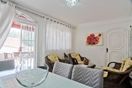 Casa à venda com 200m², 3 quartos e 3 vagasSala