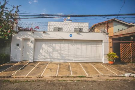 Casa à venda com 316m², 6 quartos e 3 vagasFachada
