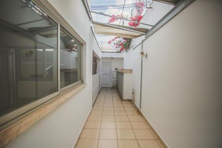 Casa à venda com 316m², 6 quartos e 3 vagasCorredor lateral