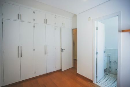 Casa à venda com 316m², 6 quartos e 3 vagasSuíte 3