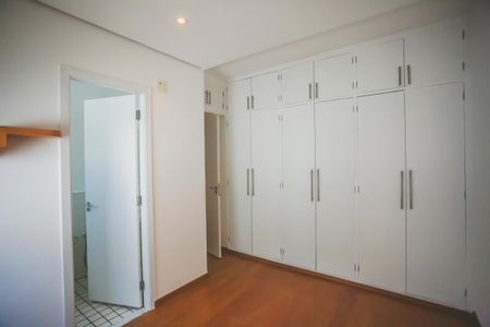 Casa à venda com 316m², 6 quartos e 3 vagasSuíte 2