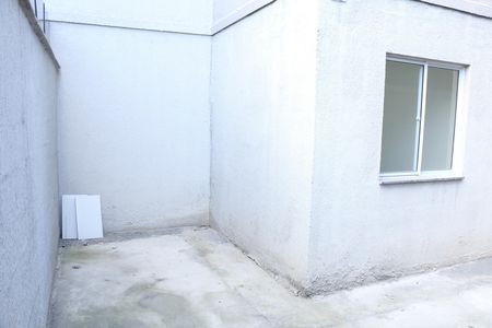 Quintal de apartamento para alugar com 2 quartos, 100m² em Ouro Verde, Nova Iguaçu
