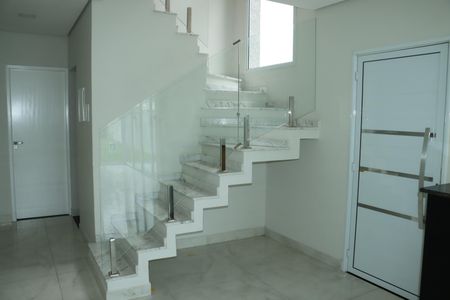 Corredor de casa de condomínio para alugar com 3 quartos, 110m² em Jardim Semiramis, Cotia