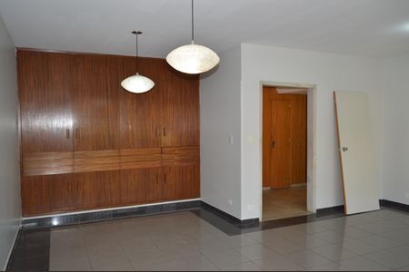 Casa para alugar com 336m², 5 quartos e 4 vagasSala