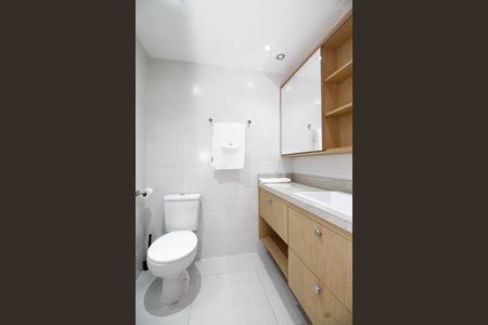 Banheiro de kitnet/studio para alugar com 1 quarto, 26m² em Pinheiros, São Paulo