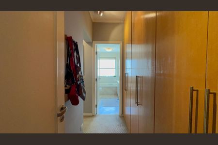 Apartamento à venda com 222m², 3 quartos e 2 vagas Apartamento à venda com 222m², 3 quartos e 2 vagasCloset da suíte 3