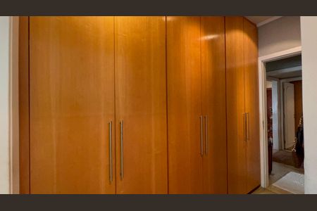 Apartamento à venda com 222m², 3 quartos e 2 vagas Apartamento à venda com 222m², 3 quartos e 2 vagasCloset da suíte 3