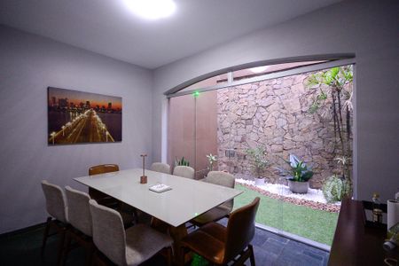 Casa à venda com 600m², 4 quartos e 2 vagas Casa à venda com 600m², 4 quartos e 2 vagasSala de Jantar