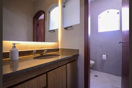 Casa à venda com 600m², 4 quartos e 2 vagas Casa à venda com 600m², 4 quartos e 2 vagasBanheiro Social