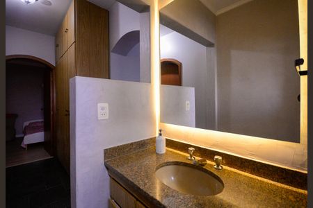 Casa à venda com 600m², 4 quartos e 2 vagas Casa à venda com 600m², 4 quartos e 2 vagasBanheiro Social