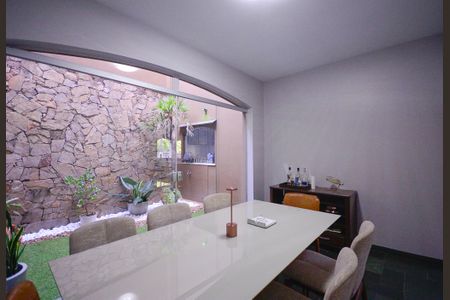 Casa à venda com 600m², 4 quartos e 2 vagas Casa à venda com 600m², 4 quartos e 2 vagasSala de Jantar