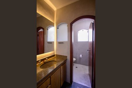 Casa à venda com 600m², 4 quartos e 2 vagas Casa à venda com 600m², 4 quartos e 2 vagasBanheiro Social