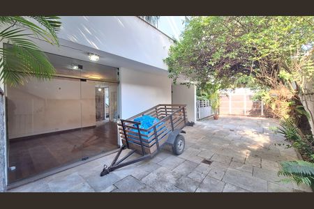 Casa à venda com 392m², 6 quartos e 5 vagas Casa à venda com 392m², 6 quartos e 5 vagasQuintal