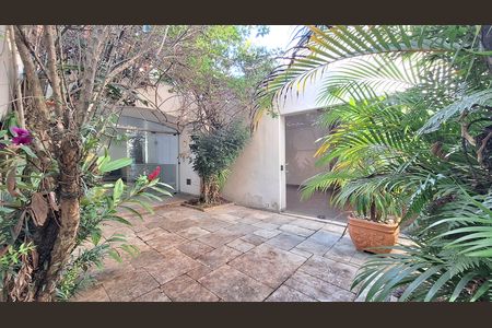 Casa à venda com 392m², 6 quartos e 5 vagas Casa à venda com 392m², 6 quartos e 5 vagasQuintal