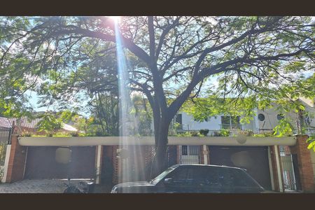 Casa à venda com 392m², 6 quartos e 5 vagas Casa à venda com 392m², 6 quartos e 5 vagasFachada