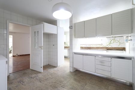 Casa à venda com 392m², 6 quartos e 5 vagasCozinha 