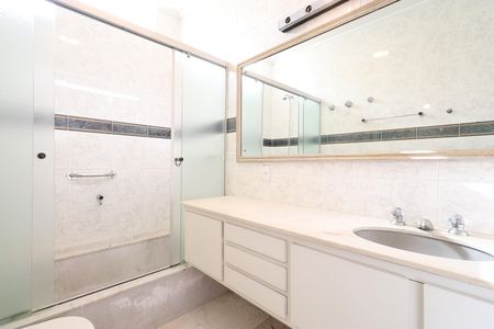Casa à venda com 392m², 6 quartos e 5 vagasBanheiro Social 