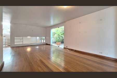 Casa à venda com 392m², 6 quartos e 5 vagas Casa à venda com 392m², 6 quartos e 5 vagasSala