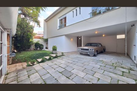 Casa à venda com 392m², 6 quartos e 5 vagas Casa à venda com 392m², 6 quartos e 5 vagasGaragem