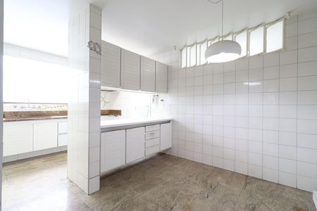 Casa à venda com 392m², 6 quartos e 5 vagasCozinha 