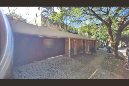 Casa à venda com 392m², 6 quartos e 5 vagas Casa à venda com 392m², 6 quartos e 5 vagasFachada