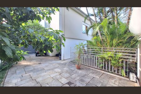 Casa à venda com 392m², 6 quartos e 5 vagas Casa à venda com 392m², 6 quartos e 5 vagasQuintal