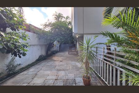 Casa à venda com 392m², 6 quartos e 5 vagas Casa à venda com 392m², 6 quartos e 5 vagasQuintal