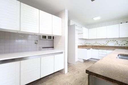 Casa à venda com 392m², 6 quartos e 5 vagasCozinha 