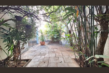 Casa à venda com 392m², 6 quartos e 5 vagas Casa à venda com 392m², 6 quartos e 5 vagasQuintal