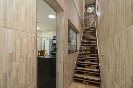 Casa à venda com 169m², 4 quartos e 2 vagasEscada piso superior