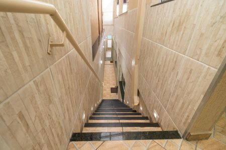 Casa à venda com 169m², 4 quartos e 2 vagasEscada piso superior