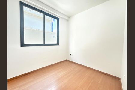Quarto de apartamento à venda com 2 quartos, 77m² em Alto Barroca, Belo Horizonte