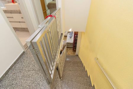 Casa à venda com 220m², 4 quartos e 2 vagasEscadas