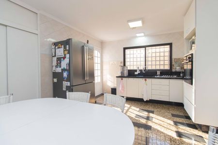 Casa à venda com 220m², 4 quartos e 2 vagasCozinha