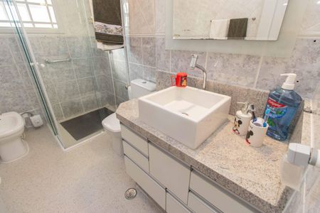 Casa à venda com 220m², 4 quartos e 2 vagasBanheiro