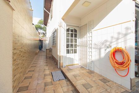 Casa à venda com 220m², 4 quartos e 2 vagasCorredor