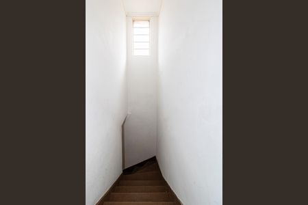 Casa à venda com 100m², 3 quartos e 2 vagas Casa à venda com 100m², 3 quartos e 2 vagasEscada