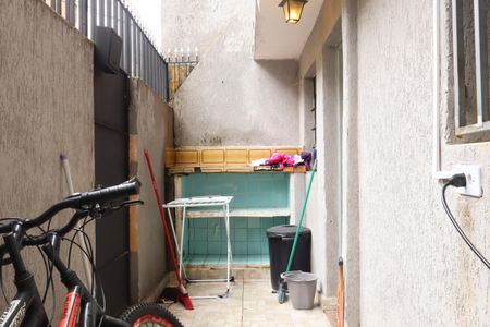 Casa à venda com 100m², 3 quartos e 2 vagasÁrea de serviço - casa rua lateral