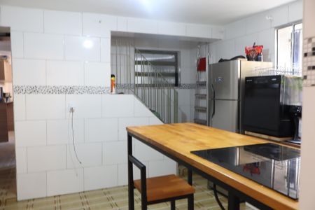 Casa à venda com 100m², 3 quartos e 2 vagasCozinha da casa - rua lateral